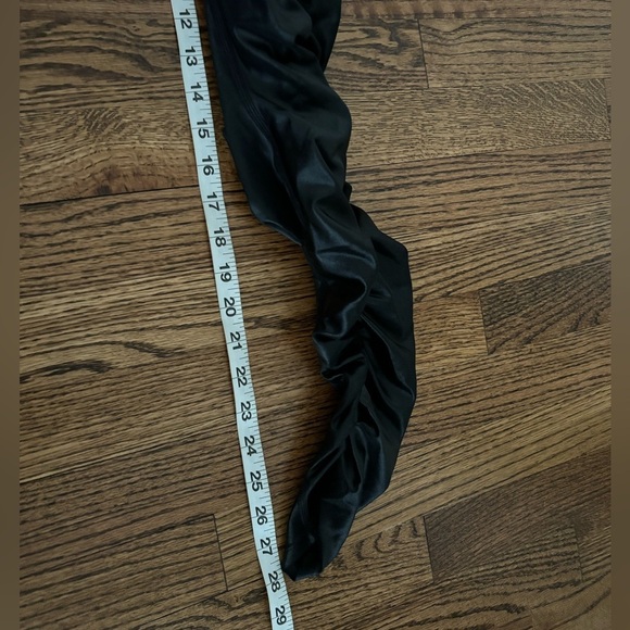 ALO Yoga | Rare Faux Leather Ruched Shimmer Leggings Black Sz M - Picture 8 of 8